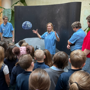 地球到月球展览教师向学校小组介绍